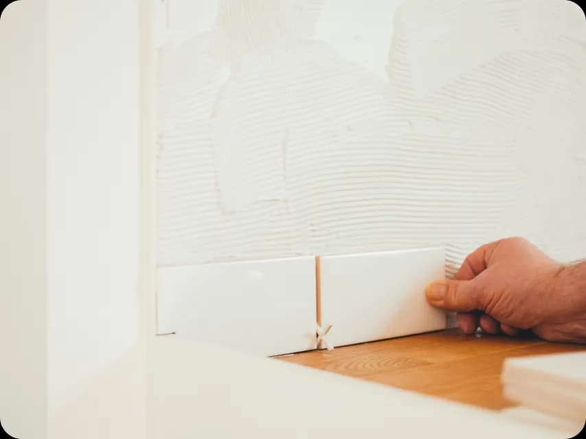 Jak położyć płytki na ścianie w kuchni bez błędów i stresu