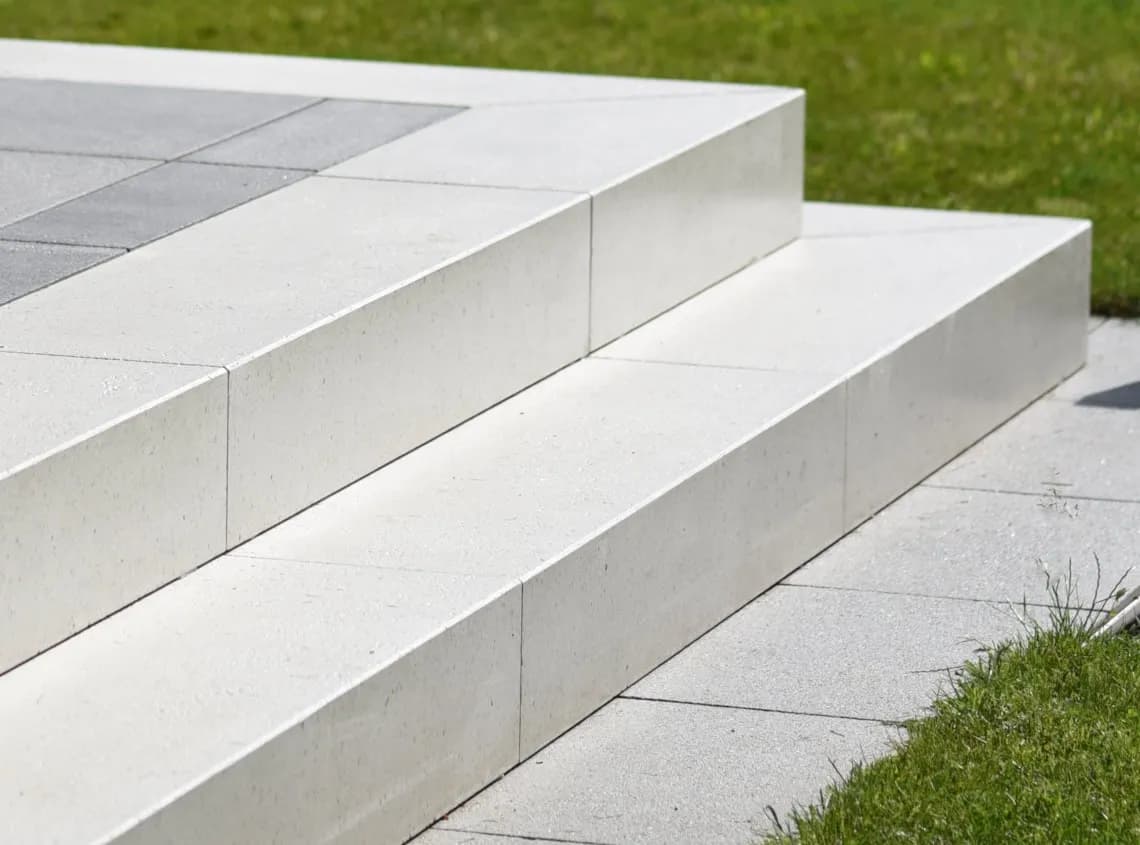 Jak wykonać schody z betonu architektonicznego - uniknij najczęstszych błędów