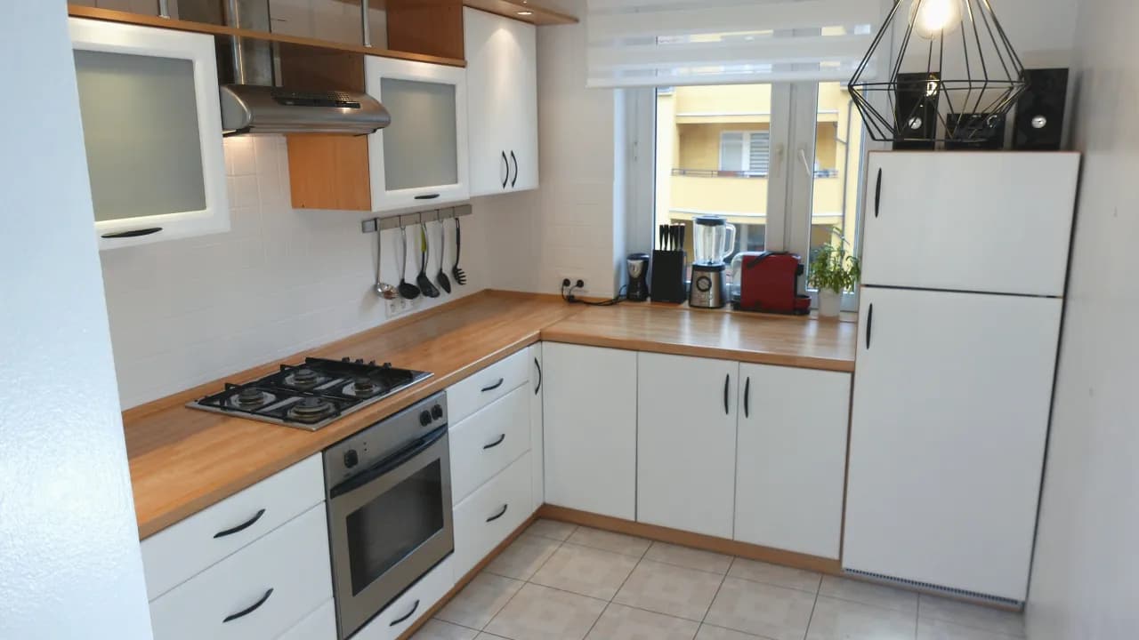 Jak pomalować tłuste ściany w kuchni bez smug i problemów