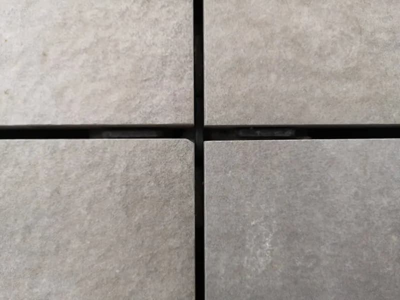 Jaka fuga do płytek 120x20? Wybierz odpowiednią szerokość i materiał