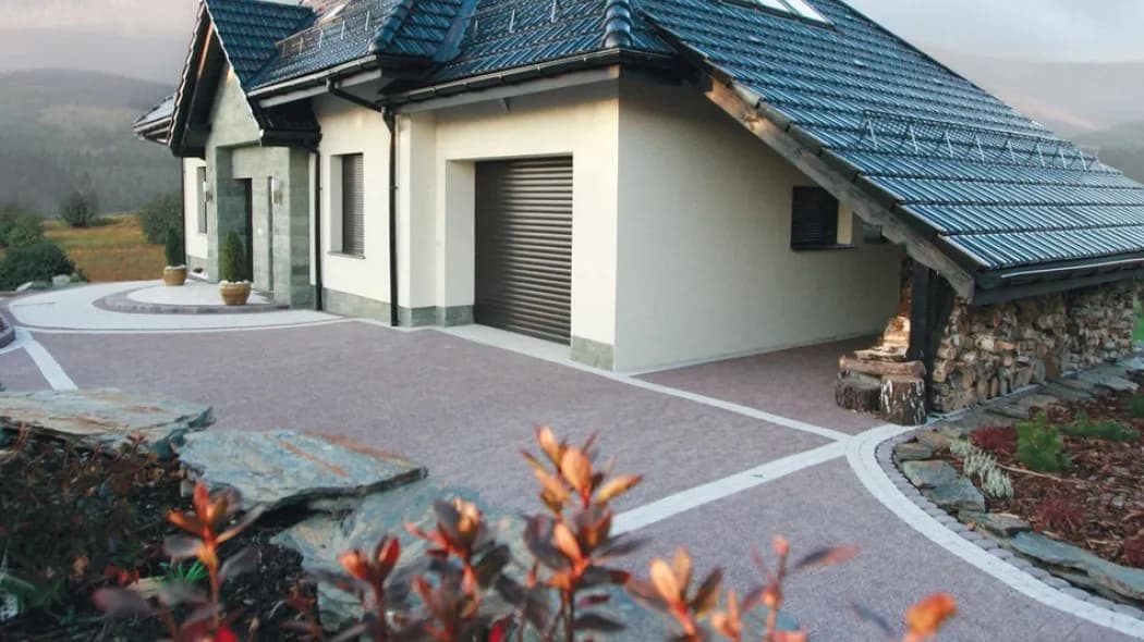 Jaką kostkę brukową wybrać do jasnej elewacji, aby uniknąć błędów?