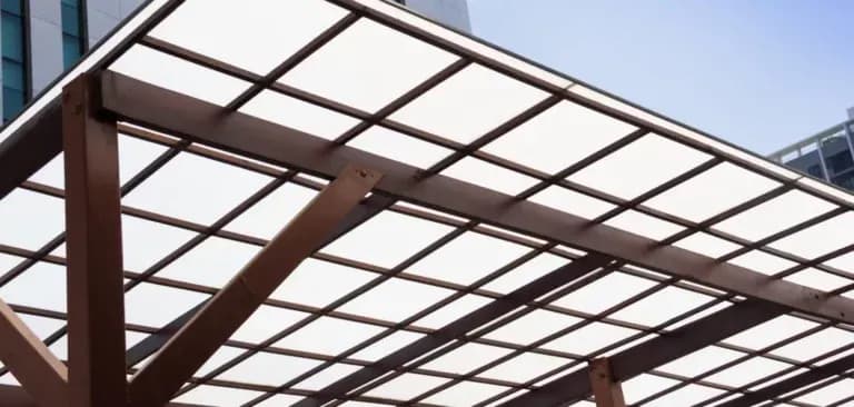 Polipropylen czy poliwęglan: który materiał lepszy dla Twoich potrzeb?