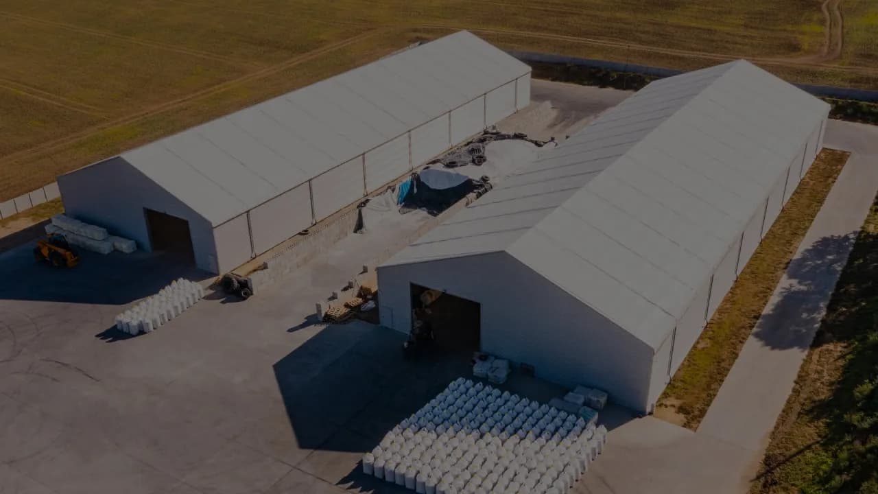 Plandeka na dach - jak wybrać idealne rozwiązanie na każdą pogodę