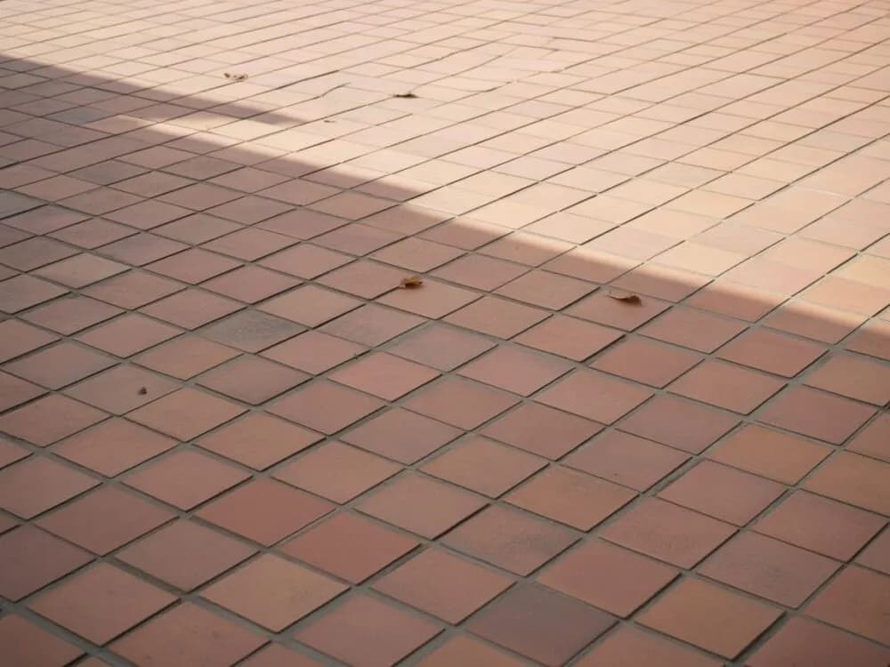 Jaką fugę na zewnątrz wybrać, aby uniknąć problemów z wilgocią?