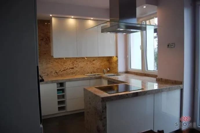 Jaki kamień do kuchni na ścianę? Odkryj trwałe i stylowe opcje