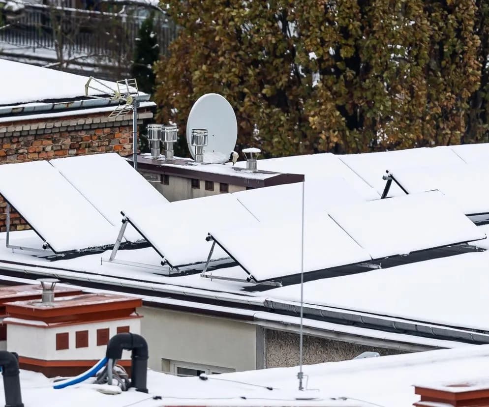 Jak usunąć śnieg z dachu bez ryzyka uszkodzeń i zagrożeń