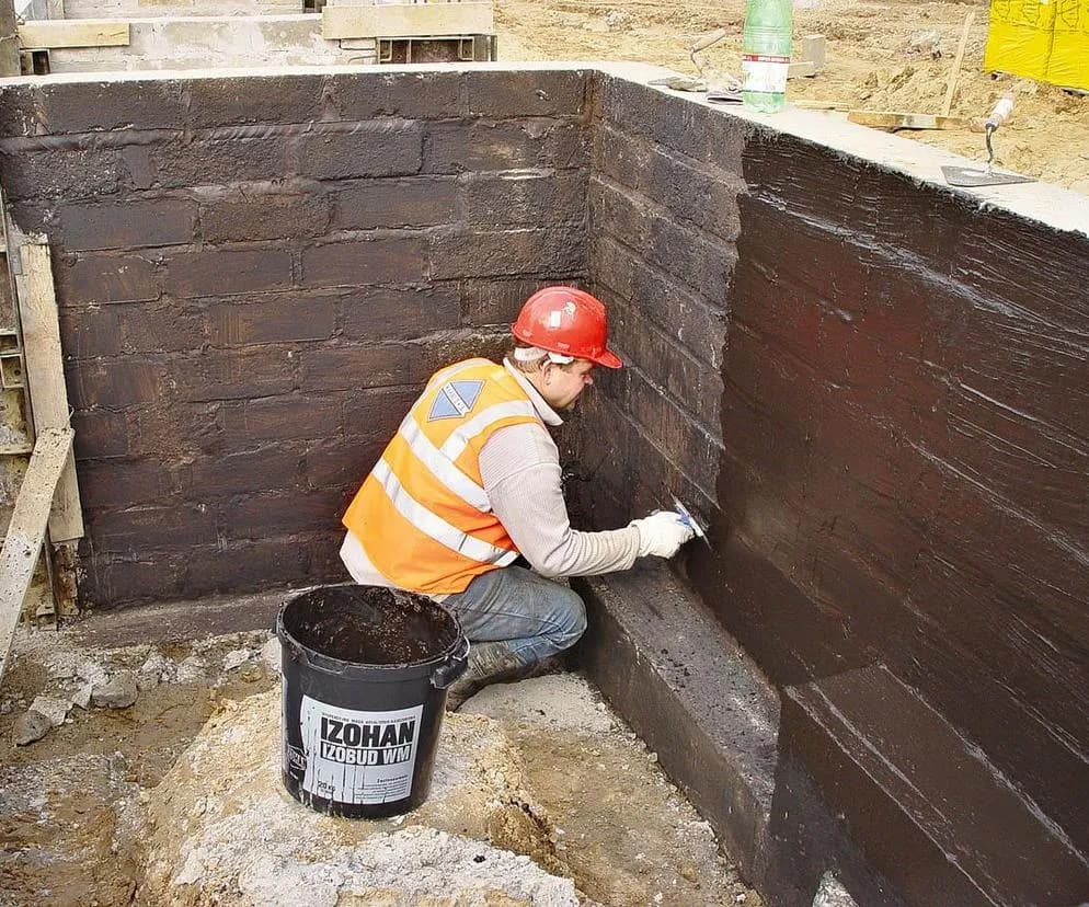 Czym obłożyć fundament, aby uniknąć problemów z wilgocią?