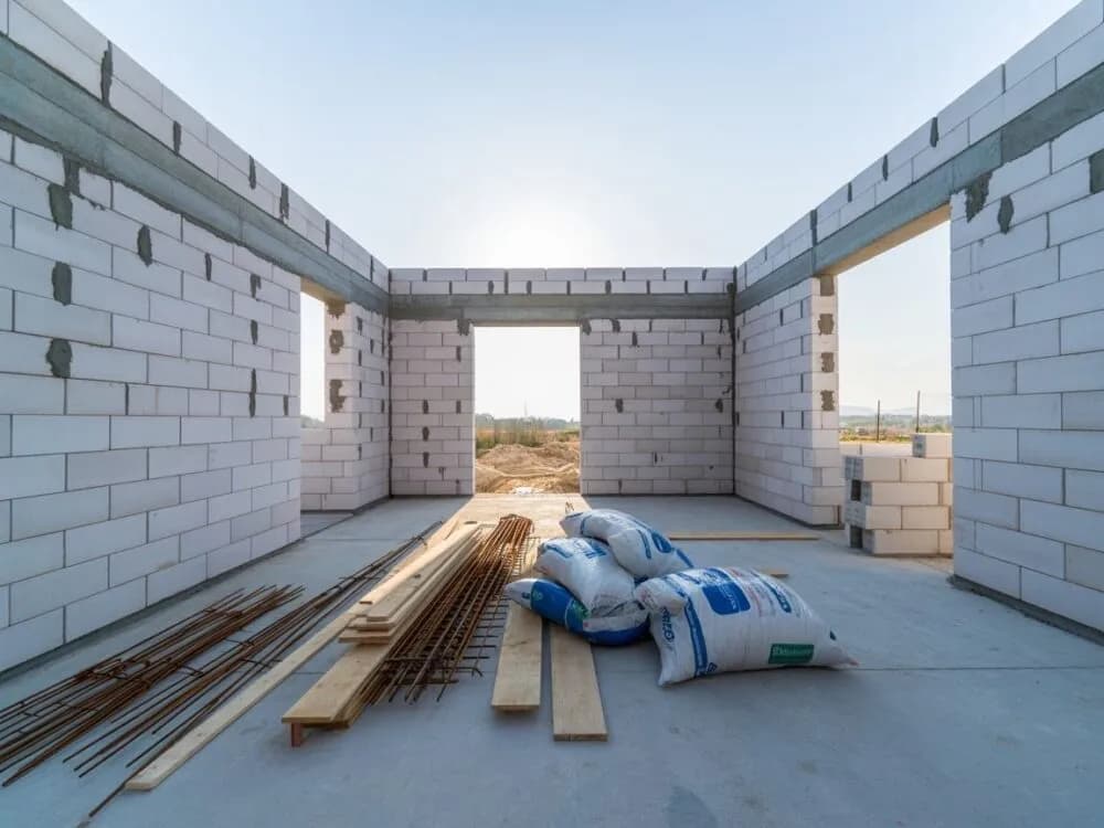 Ile kleju na elewacje? Oblicz dokładnie, aby uniknąć strat materiału