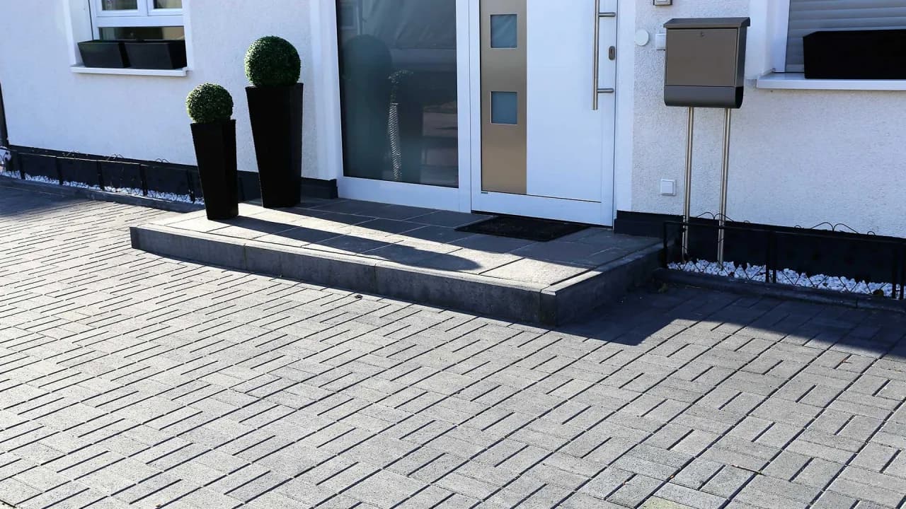 Jaką kostkę do białej elewacji wybrać, by uniknąć błędów?