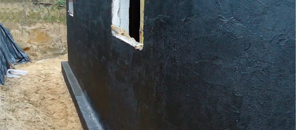 Czym zabezpieczyć fundamenty, aby uniknąć wilgoci i kosztownych napraw