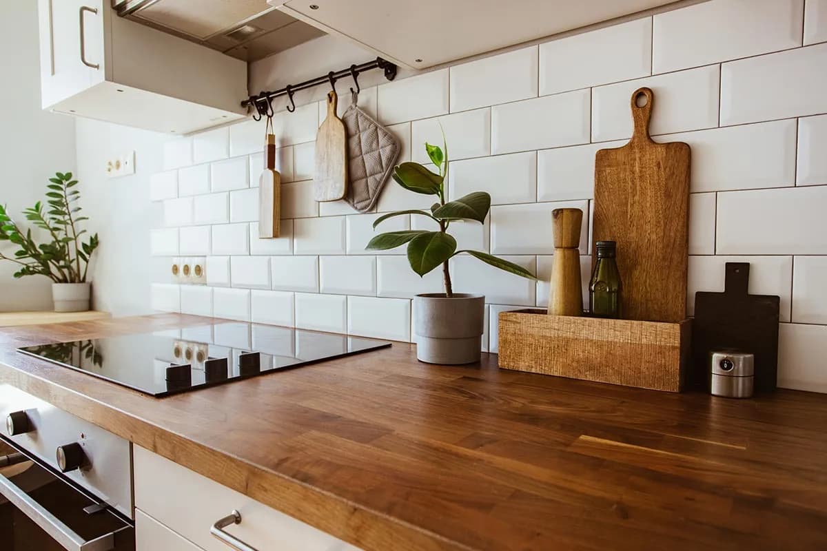 Co położyć na ścianę zamiast płytek? Odkryj praktyczne alternatywy