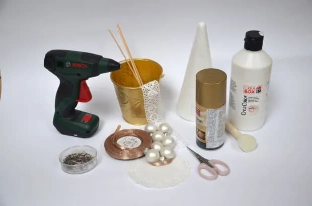 Jak ozdobić choinkę ze styropianu: kreatywne pomysły na dekoracje