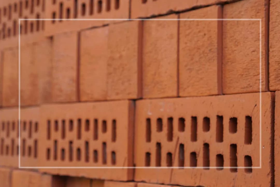 Cegła czy pustak: co wybrać, aby zaoszczędzić na budowie?