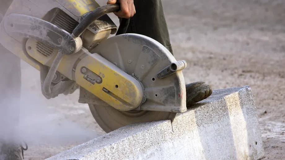 Czym skuć beton? Skuteczne metody i narzędzia do skuwania betonu