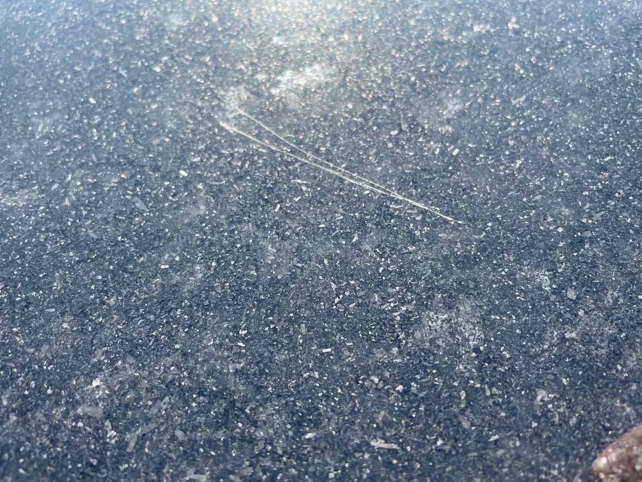 Skuteczne metody, jak usunąć rysy z kostki brukowej i przywrócić blask