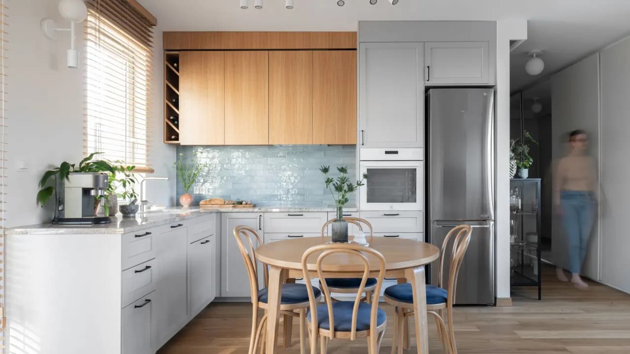 Jakie dodatki do szarych ścian w kuchni, by uniknąć monotonii?