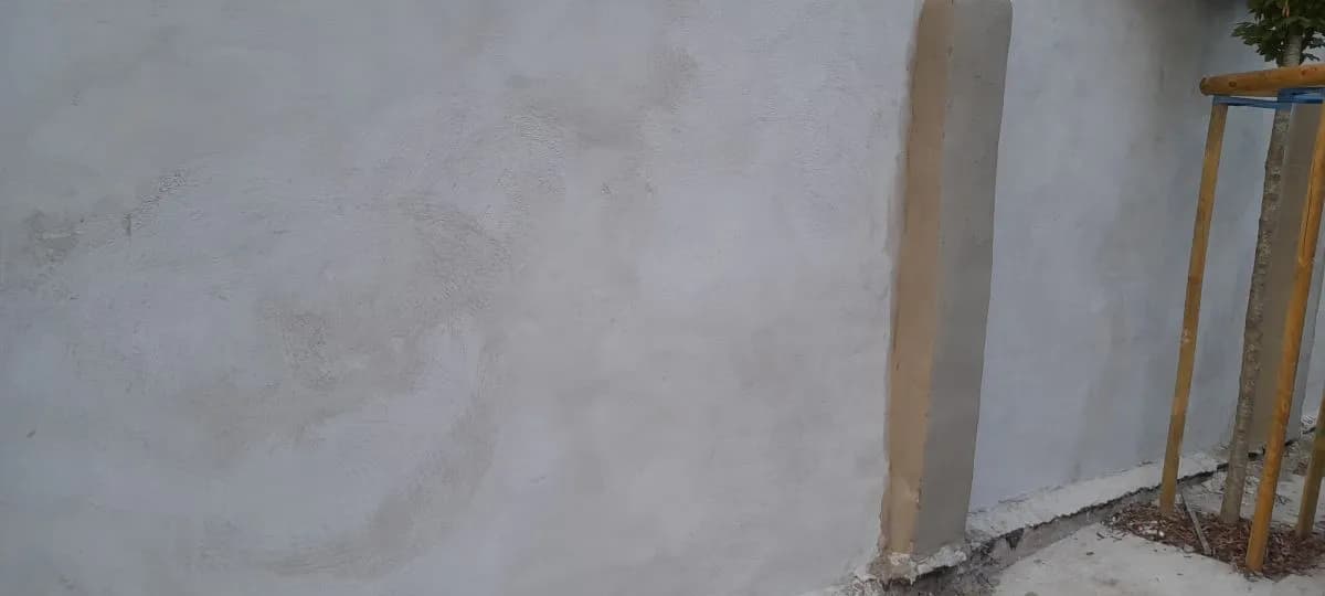 Jak zrobić zaprawę tynkarską Atlas – uniknij najczęstszych błędów