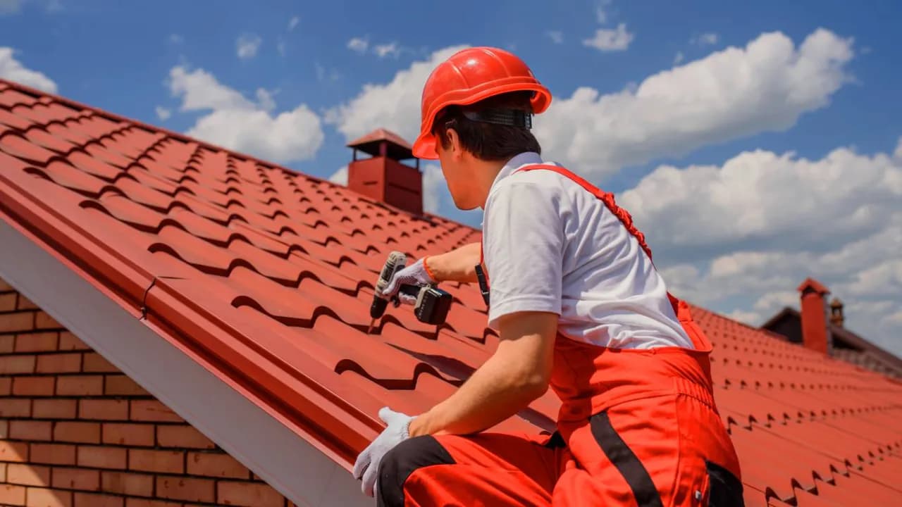 Ile kosztuje remont dachu? Poznaj ukryte koszty i oszczędności