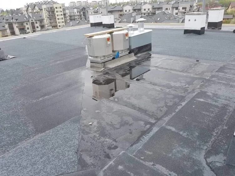 Dach płaski jaki spadek: uniknij problemów z odprowadzaniem wody