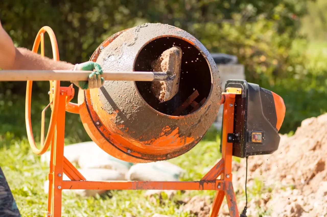 Ile wody na worek cementu? Sprawdź, aby uniknąć błędów w miksie