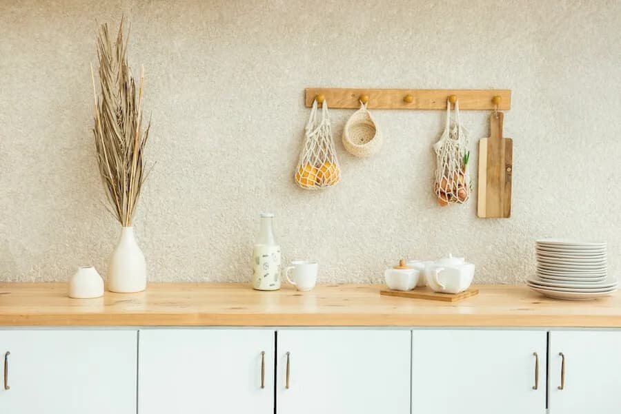 Co na ścianę w kuchni, żeby się nie brudziła i łatwo czyściła?