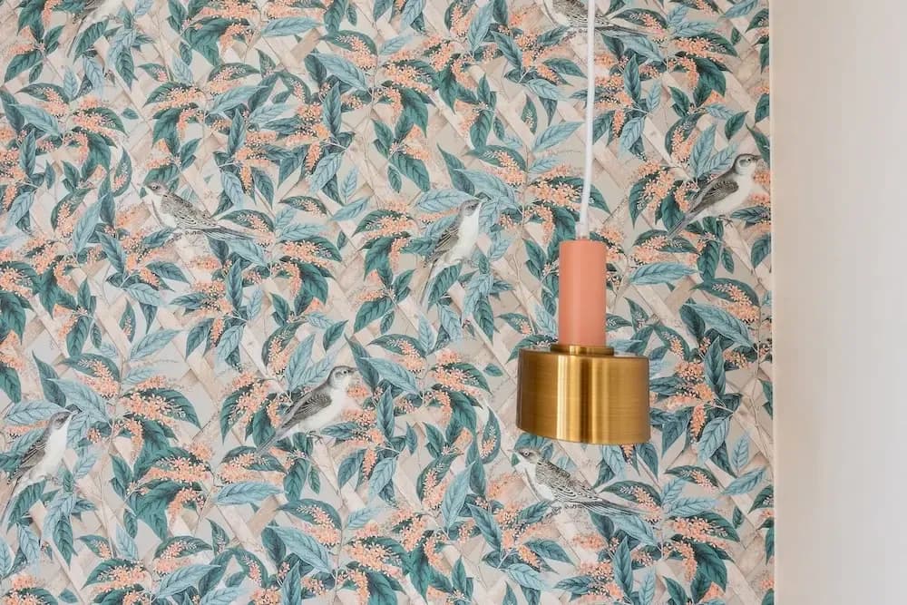 Czy można kłaść tapetę na tapetę? Oto co musisz wiedzieć