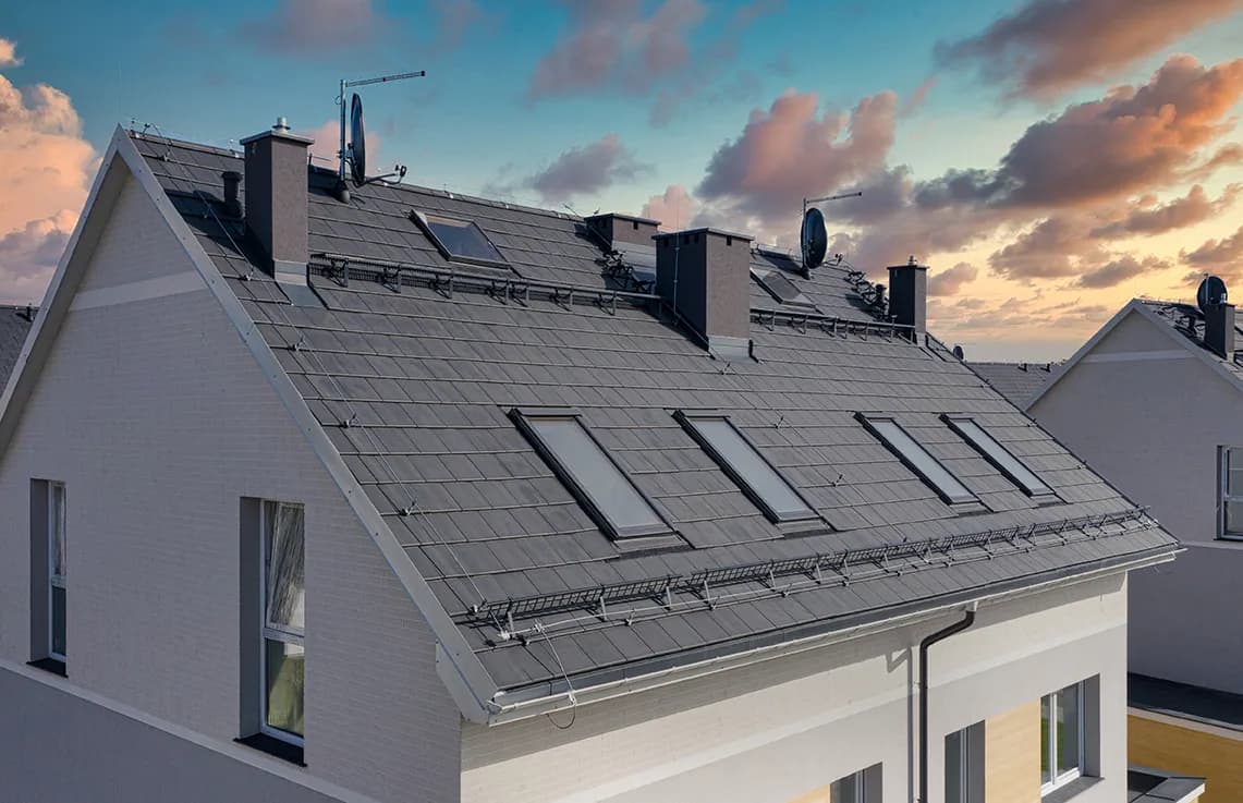 Kominy wentylacyjne na dach: Jak uniknąć błędów przy wyborze i montażu