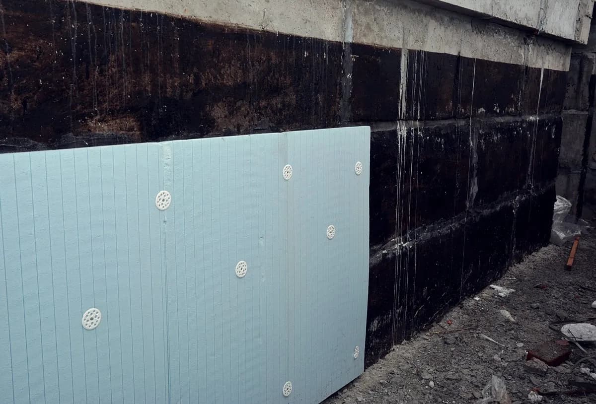 Jak skutecznie zabezpieczyć styropian w ziemi przed wilgocią i uszkodzeniami