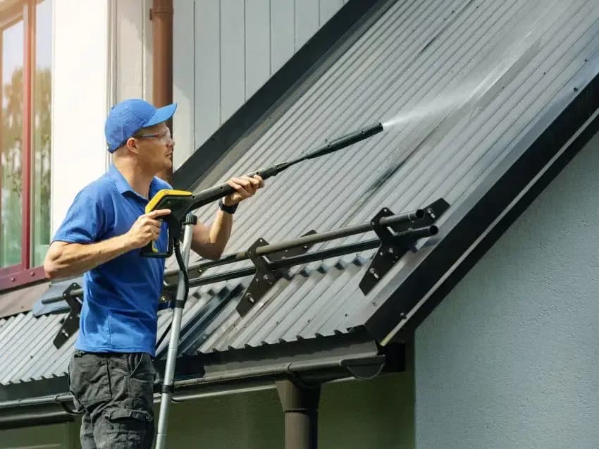 Czym umyć dach przed malowaniem, aby uniknąć problemów z farbą?