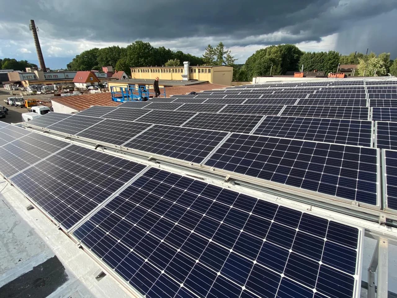 Fotowoltaika na dachu czy na ziemi - co wybrać dla optymalnej efektywności?