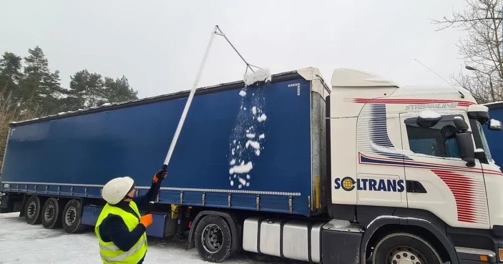 Najlepsze zgarniacze do śniegu z dachu – uniknij niebezpieczeństw i kosztów