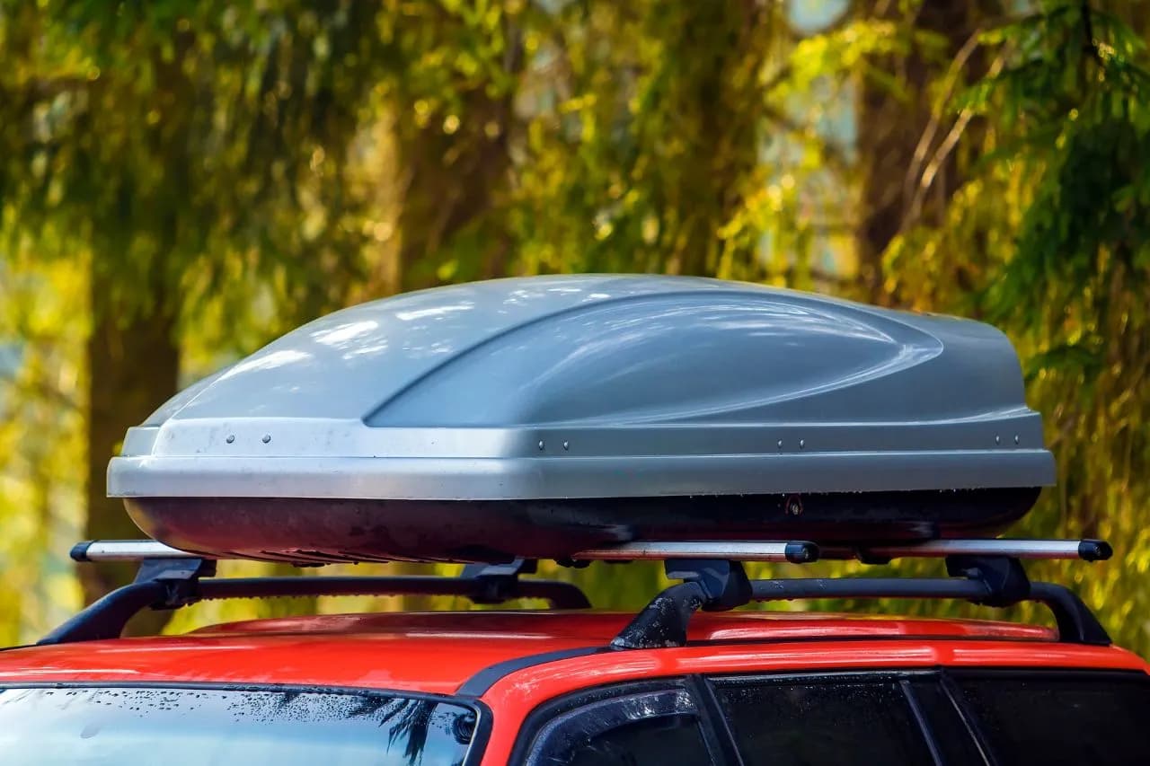 Co można przewozić na dachu samochodu? Przepisy i bezpieczeństwo ładunku