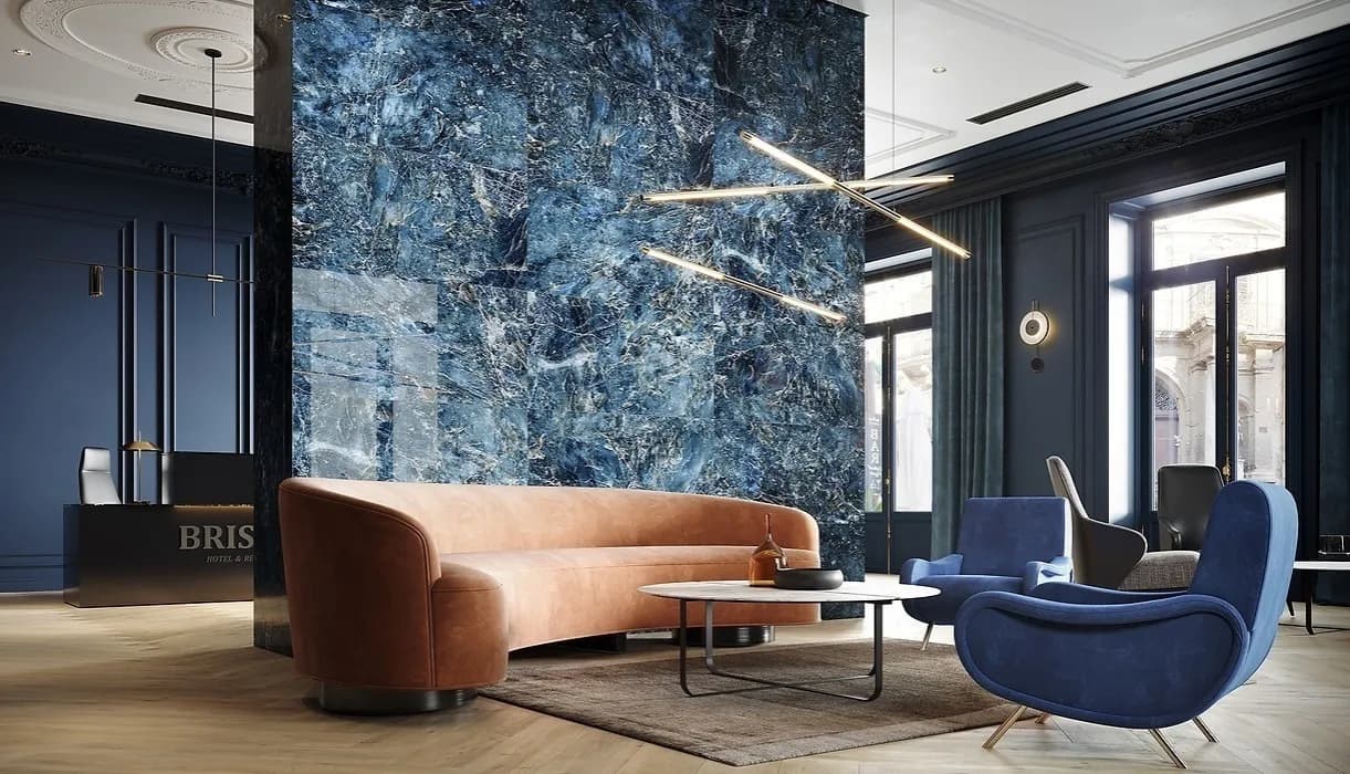 Czym łączyć granatową ścianę w salonie, by uniknąć przytłoczenia?