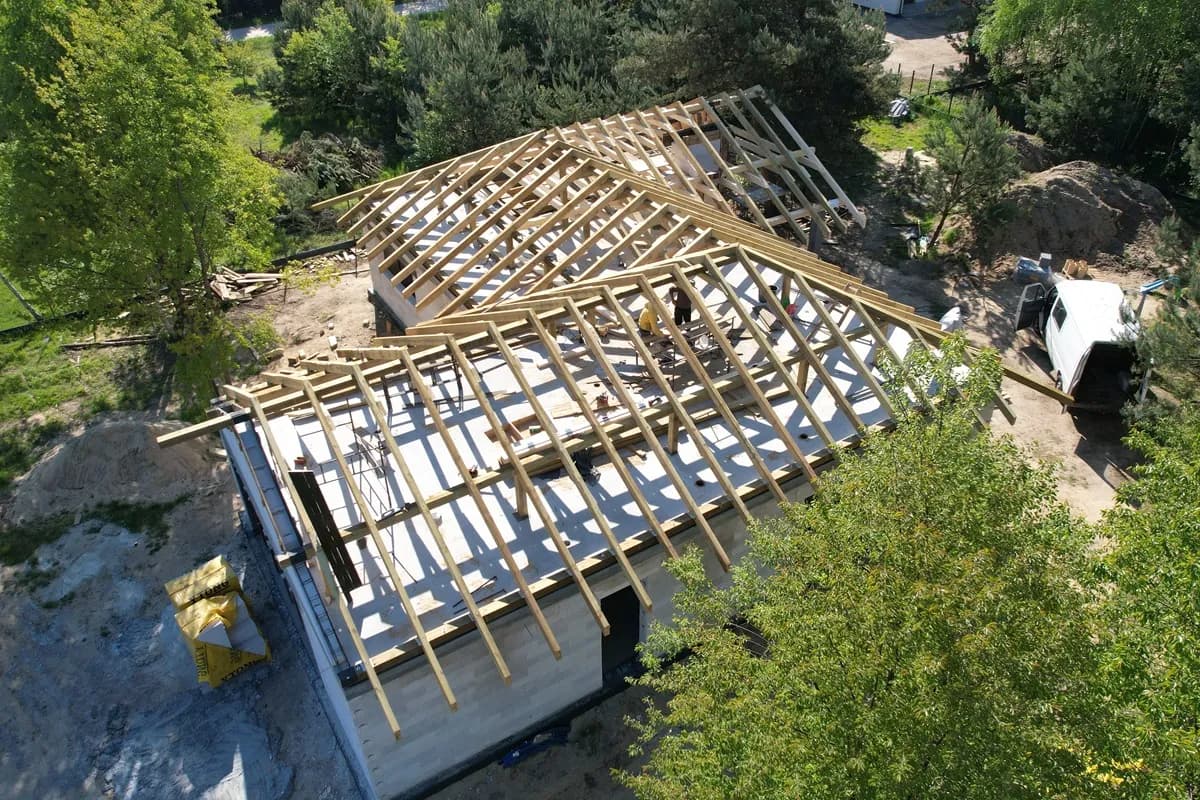 Budowa dachu: Kluczowe etapy, materiały i koszty, które musisz znać