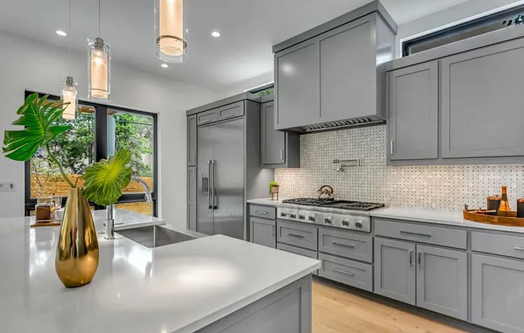 Jakie kolory ścian do szarych mebli kuchennych, aby uniknąć błędów?