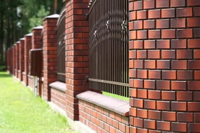 Jaką zaprawę do klinkieru na ogrodzenie wybrać, aby uniknąć problemów?