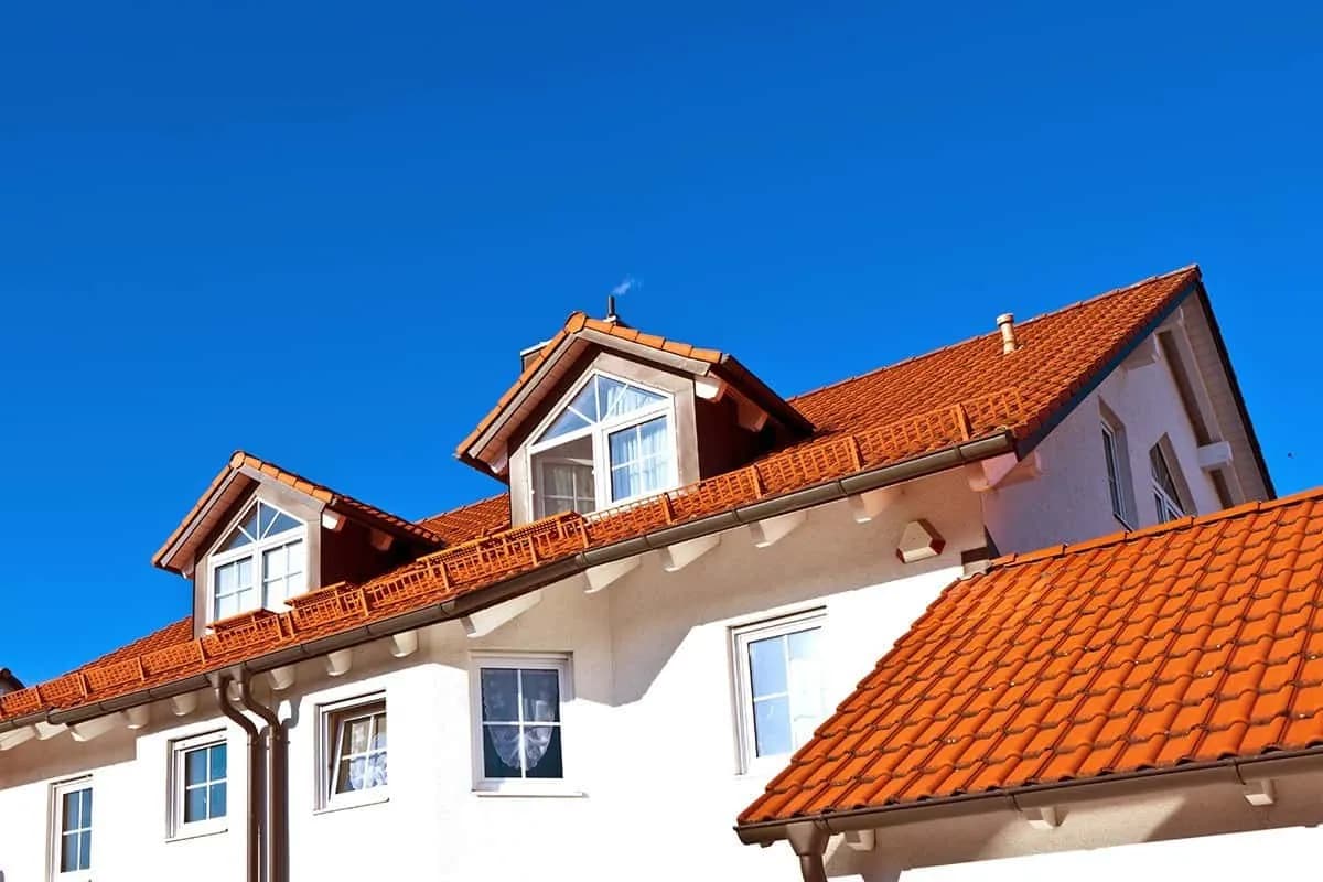 Jak okap dachu wpływa na trwałość budynku i jego ochronę