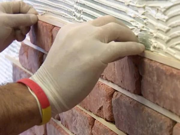 Jak układać cegłę dekoracyjną z fugą, by uniknąć najczęstszych błędów