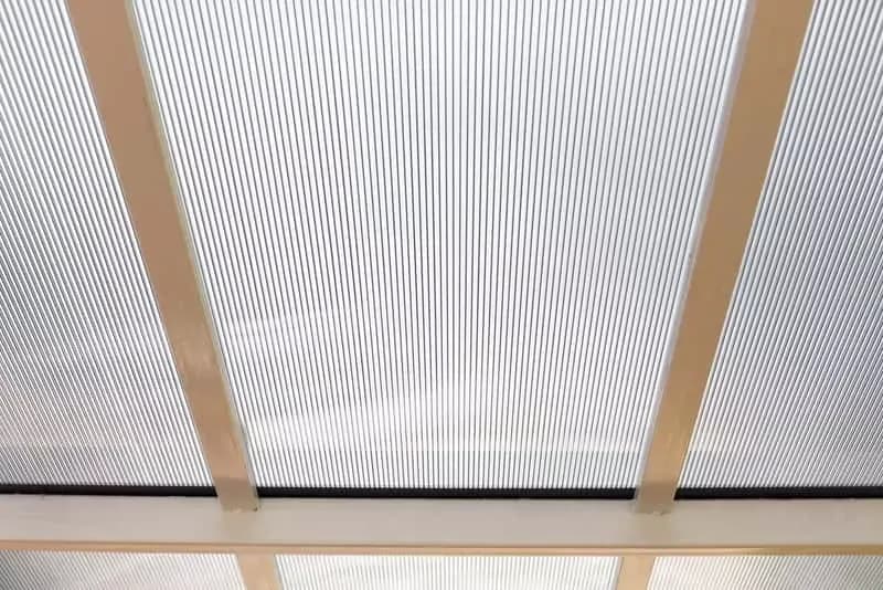 Poliwęglan komorowy – co to jest i dlaczego warto go znać?