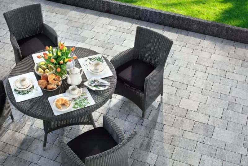 Kostka brukowa przed czy po elewacji - uniknij kosztownych błędów