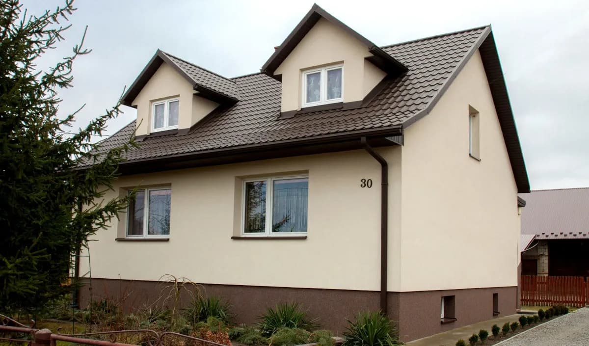 Białe okna jaki kolor elewacji - idealne połączenia kolorystyczne